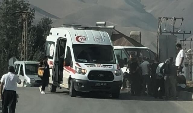 Yüksekova'da Minibüs ve Pikap Çarpıştı: 4 Kişi Yaralandı