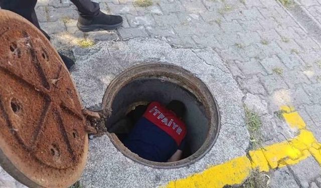 Zonguldak'ta Kanalizasyon Borusuna Sıkışan Yavru Kedi İtfaiye Ekiplerince Kurtarıldı