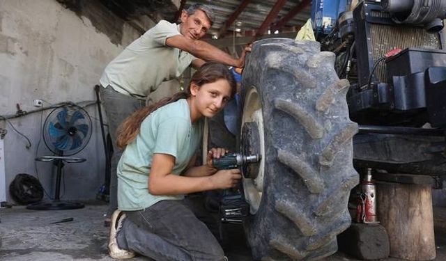 13 yaşındaki Ecrin Çınar, babasının traktör tamirhanesinde usta oldu
