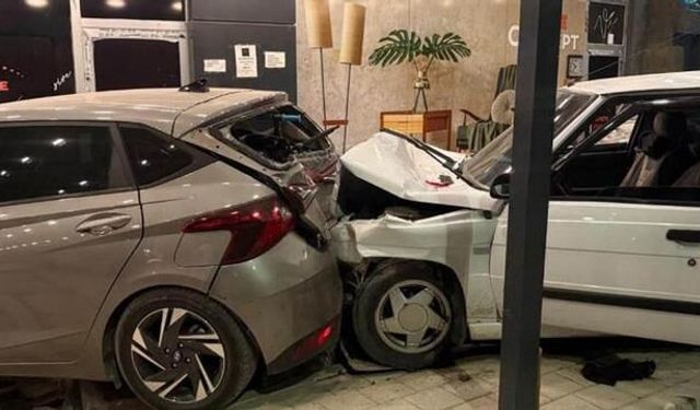 Adana'da iki otomobil art arda mağazaya girdi: 2 kişi yaralandı