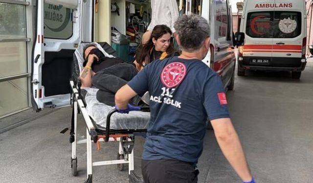Adıyaman'da Kadını Kurtarmak İsterken Bıçaklanan Genç Yaralandı