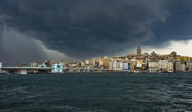 AKOM İstanbul için kuvvetli sağanak ve sıcaklık düşüşü uyarısı yaptı
