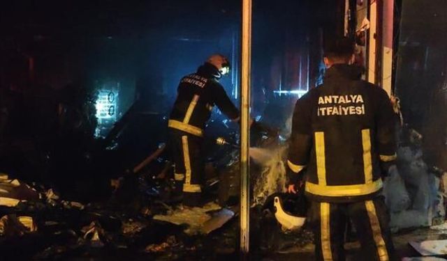 Antalya Kepez'de İki İş Yerinde Çıkan Yangın Üst Kat Daireye Zarar Verdi