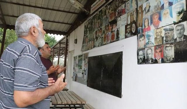 Antalya'da Yeşilkaraman Mahallesi'nde Vefat Edenlerin Fotoğrafları Köy Meydanında Sergileniyor
