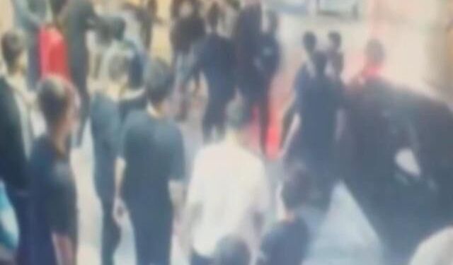 Bağcılar'da sosyal medya tartışması bıçaklı kavgaya dönüştü: 2 kişi yaralandı
