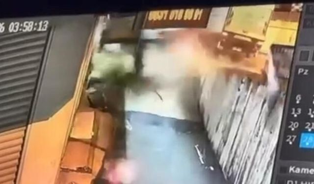 Beylikdüzü'nde otomobil iş yeri duvarına çarptı, 1 kişi ağır yaralandı