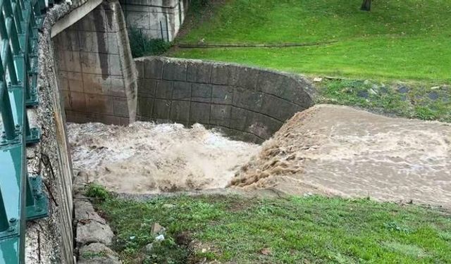 Bursa'da sağanak yağış sonrası Kaplıkaya Deresi'nin su seviyesi yükseldi