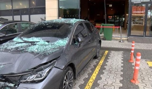 Çekmeköy'de fren yerine gaza basan cip iki aracı ve kafeyi vurdu
