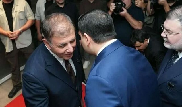 Cemil Tugay, AK Parti Genel Sekreteri Eyyüp Kadir İnan'ı Sergide Kapıda Karşıladı