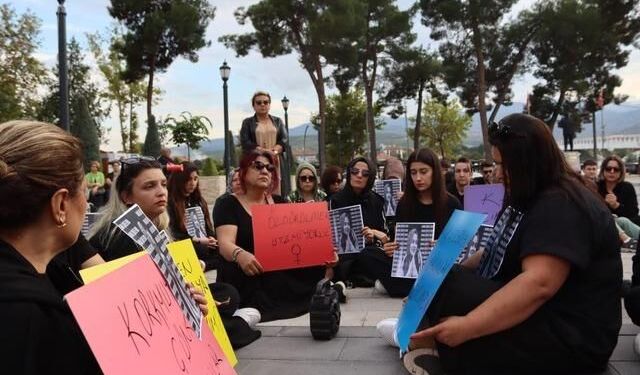 Çorum Osmancık'ta öldürülen Yasemin Yanık için kadınlar oturma eylemi düzenledi