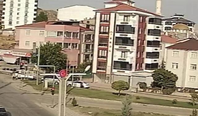 Elazığ'da El Freni Çekilmeyen Araç Cadde Boyunca İlerleyip Tarlaya Girdi