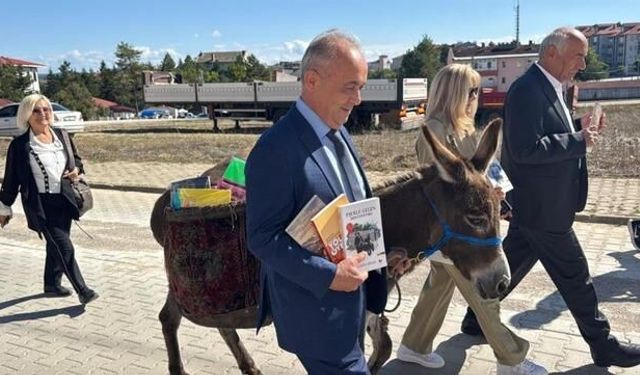 Ersin Bilge, Eşeği Karakaçan ile Köy Çocuklarına Kitap ve Kırtasiye Dağıtıyor