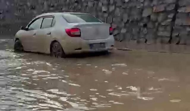 Erzurum-Artvin Karayolunda Sel Felaketi: Taşan Dereler Ulaşımı Kesti, Araç Mahsur Kaldı