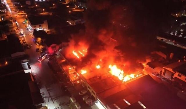 Eskişehir Baksan Sanayi Sitesi'nde Yapı Malzemeleri Dükkanında Yangın Paniği