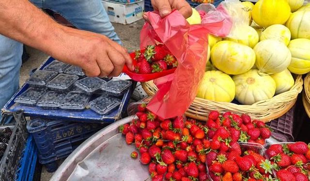 Eskişehir pazarlarında yaz çileği yoğun ilgi görüyor