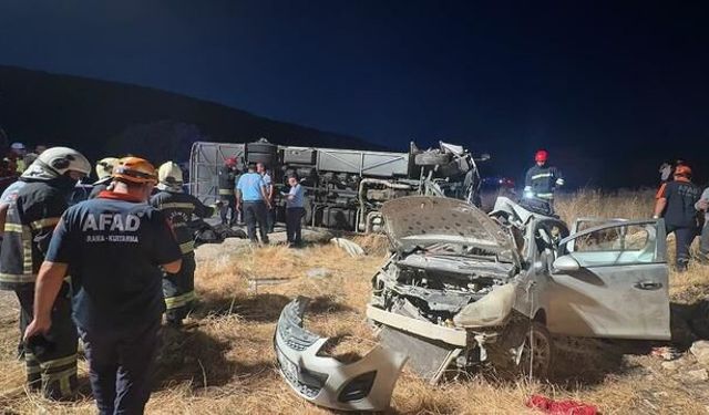 Gaziantep'te yolcu midibüsü ile otomobil çarpıştı: 5 ölü, 13 yaralı