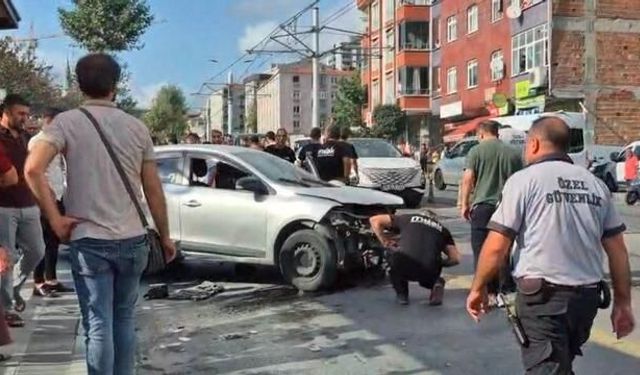 Güngören'de Otomobil Kaldırıma Çıkarak İki Yayaya Çarptı