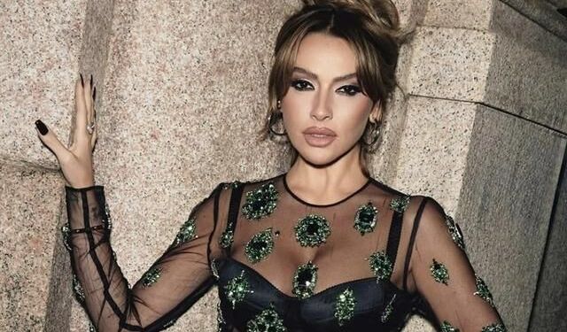 Hadise'nin Yeni Klibinden İlk Görüntüler Beyaz Kostümüyle Dikkat Çekti