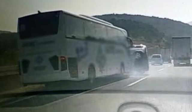 Hafif Ticari Araç Yolcu Otobüsünün Önüne Savruldu: Kaza Anı Kamerada