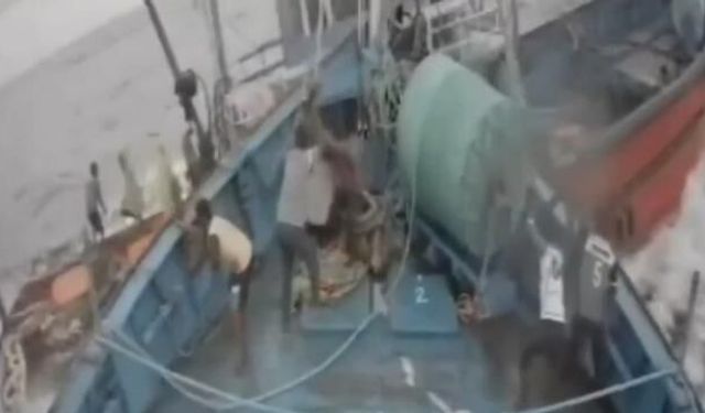 Hindistan'da İki Balıkçı Teknesi Çarpıştı: Kaza Anı Kameraya Yansıdı