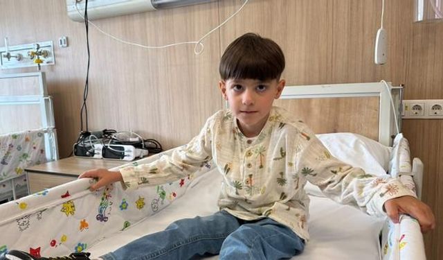Kalbi sağda ve organları ters yerleşimli 5 yaşındaki Ömer, Ankara'da başarılı ameliyatla iyileşti