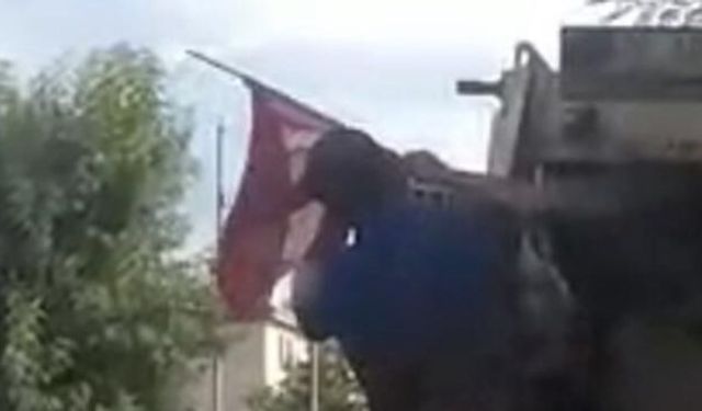 Kamyonun üzerine Türk bayrağını astı