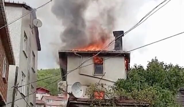 Kastamonu Cide'de iki katlı evde yangın çıktı