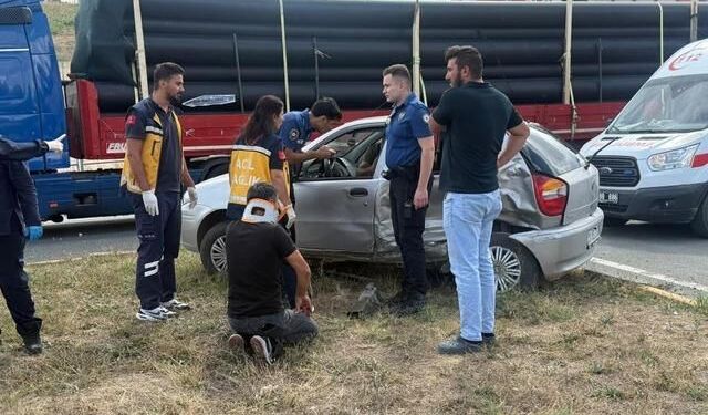 Kastamonu'da otomobil ve hafif ticari aracın çarpışması sonucu 3 kişi yaralandı