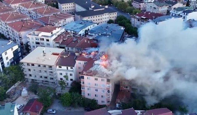 Kocaeli Darıca'da Binanın Çatısında Yangın Çıktı