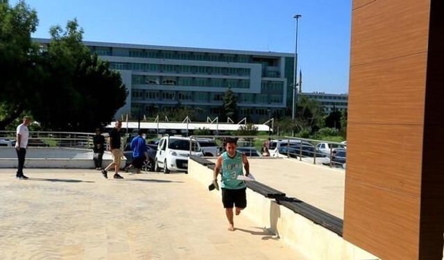 KPSS Sınavında Yalınayak Koşan Aday Kapılara Saniyelerle Takıldı
