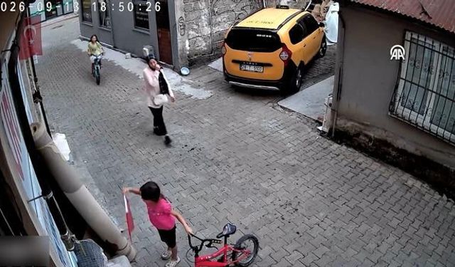 Küçük Kızın Bayrak Konusundaki Duyarlılığı Kameraya Yansıdı