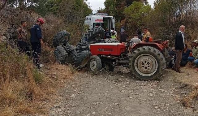 Manisa Demirci'de traktör devrildi: 2 kişi yaşamını yitirdi, 3 kişi yaralandı