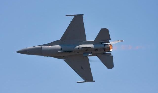 Michigan'da ABD Ordusu F-16 Savaş Uçağı Düştü, Pilot Kurtuldu