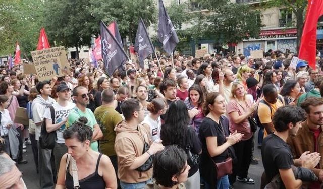 Paris'te polis silah kullanma yetkisine karşı binlerce kişi yürüdü