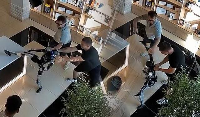 Rusya'da İnsansı Robotun Tekme Attığı Anlar Sosyal Medyada Tartışma Yarattı