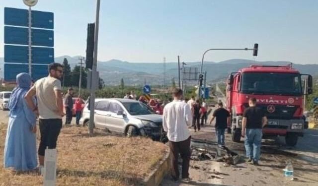 Sakarya Geyve'de Hafif Ticari Araç ile SUV Kafa Kafaya Çarpıştı: 6 Yaralı