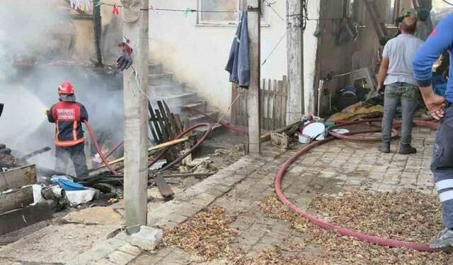 Sakarya Kaynarca'da İki Katlı Evde Çıkan Yangın Kontrol Altına Alındı