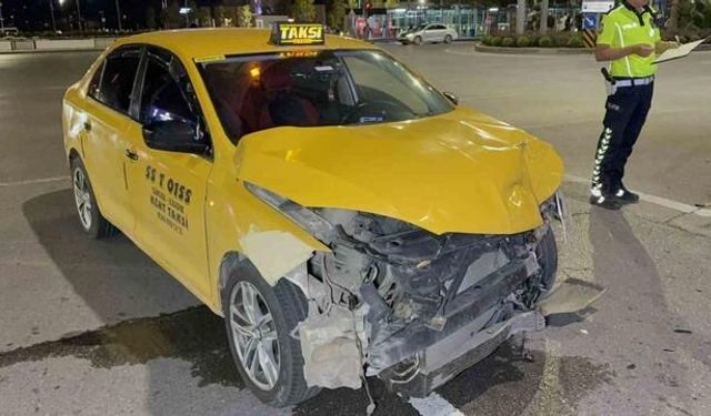 Samsun İlkadım'da iki ticari taksi kavşakta çarpıştı, 2 sürücü yaralandı