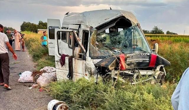 Şanlıurfa Akçakale'de İşçi Servisi Tahliye Kanalına Devrildi: 15 Yaralı
