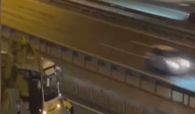 Sultangazi'de arızalanan midibüsü yol kenarına iten kadın trafik polisi