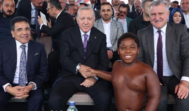 Tanzanyalı Pehlivan Osman Ali, Cumhurbaşkanı Erdoğan'ın Elini Öptü