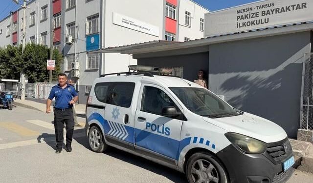 Tarsus'ta 1. sınıf öğrencisinin çantasından tabanca çıktı