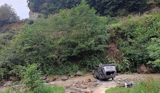 Trabzon Şalpazarı'nda araç dereye devrildi: 3 ağır yaralı, toplam 5 kişi hastaneye kaldırıldı