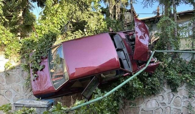 Uşak'ta kontrolden çıkan otomobil demir korkuluklara asılı kaldı, 1 kişi yaralandı