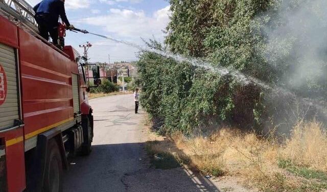 Van Özalp'te Bahçede Çıkan Yangın İtfaiye Tarafından Söndürüldü
