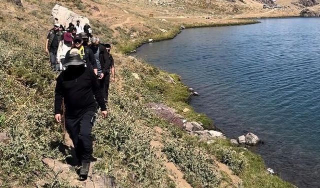 Yüksekova'da 22 doğasever Sat Gölleri'nde yürüyüş yaptı