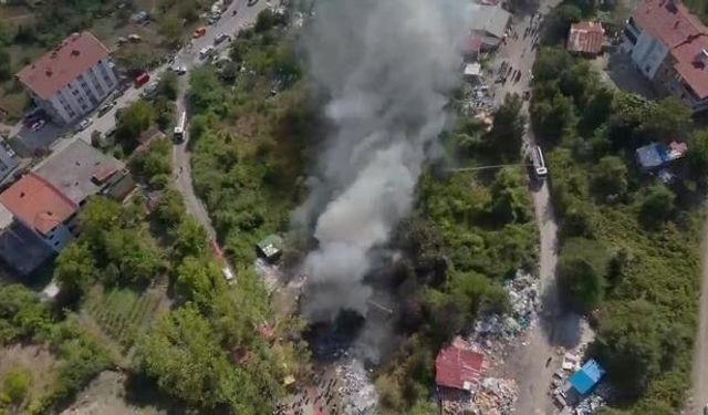 Zonguldak Devrek'te Yakılan Lastikler Çöpleri Tutuşturdu, Gökyüzü Dumanla Kaplandı