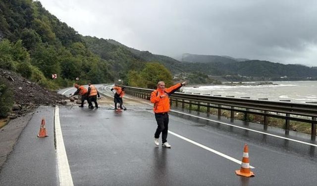 Zonguldak'ta Alaplı-Akçakoca yolunda heyelan nedeniyle ulaşım aksadı