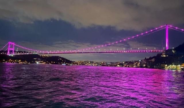 15 Temmuz Şehitler Köprüsü Meme Kanseri Farkındalığı İçin Pembe Işıklarla Aydınlatıldı