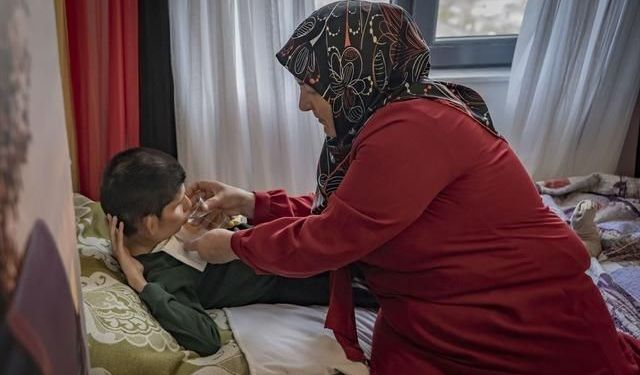 22 Yıldır Yaşaması Beklenmeyen Oğluna Sevgiyle Bakıyor